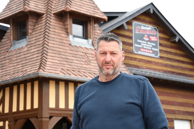 Christophe Douvenou dans son atelier a Drucourt, maitre artisan en metier d'art