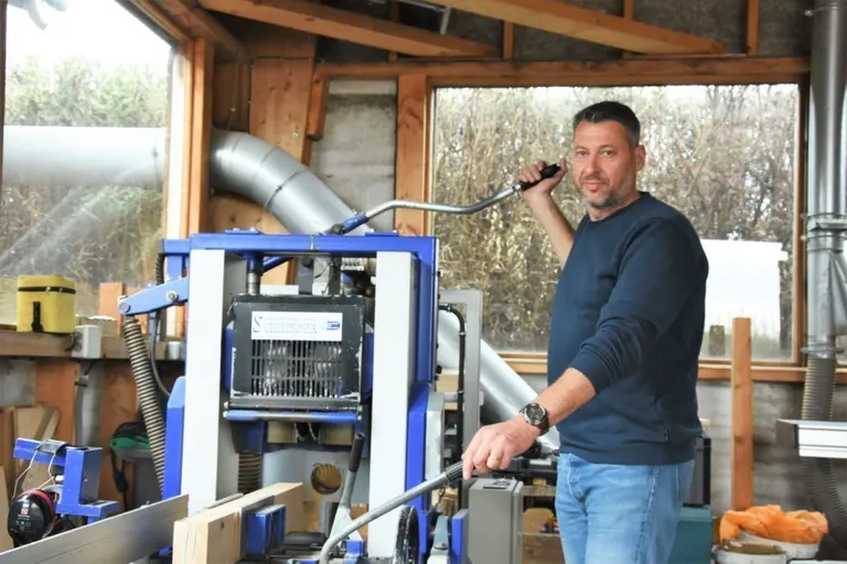 Christophe Douvenou dans son atelier de menuiserie à Drucourt
