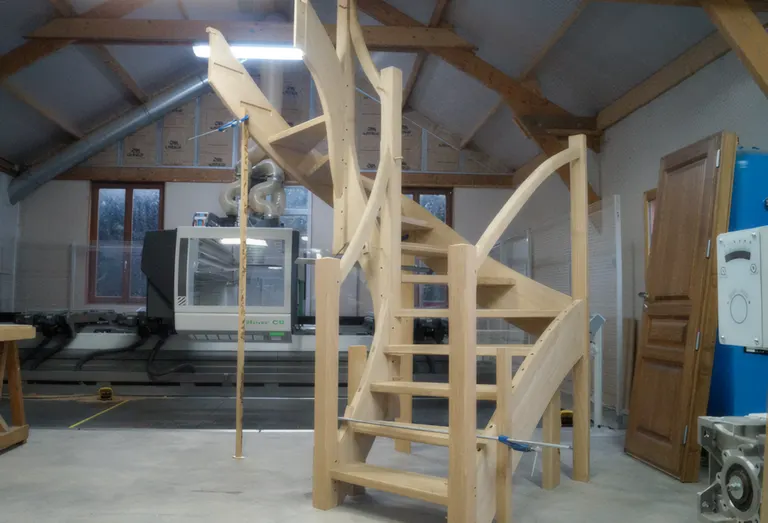 Escalier bois en fabrication dans l'atelier Christophe Douvenou